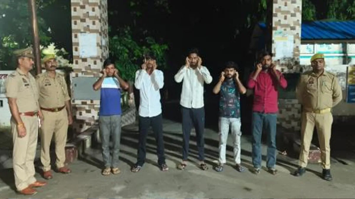 संभल में थाने के गेट पर डांस रील वायरल, पुलिस ने पांच युवकों को किया गिरफ्तार, जानें पूरा मामला