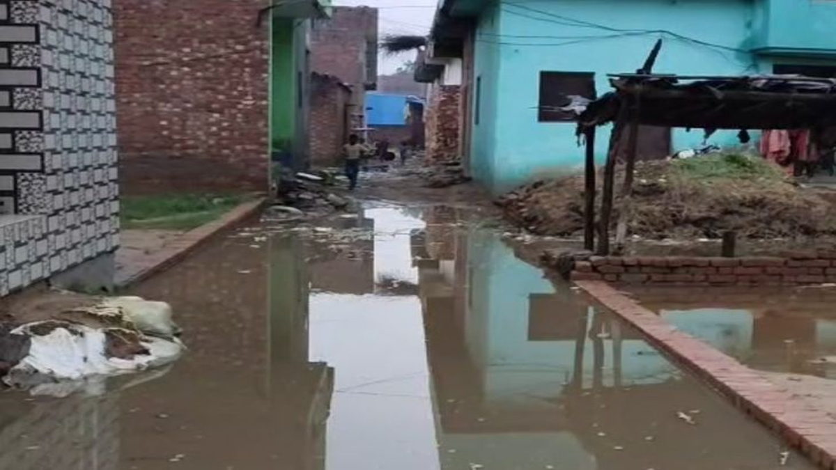 संभल में बदला मौसम का मिजाज: तेज बारिश से तापमान 4 डिग्री गिरा, किसानों की फसल पर मंडराया खतरा