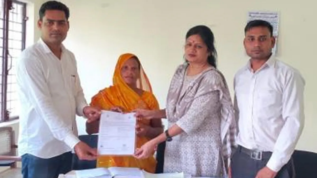 संभल में 14 साल बाद महिला को मिला पति का मृत्यु प्रमाण पत्र, अब सरकारी योजनाओं का लाभ संभव