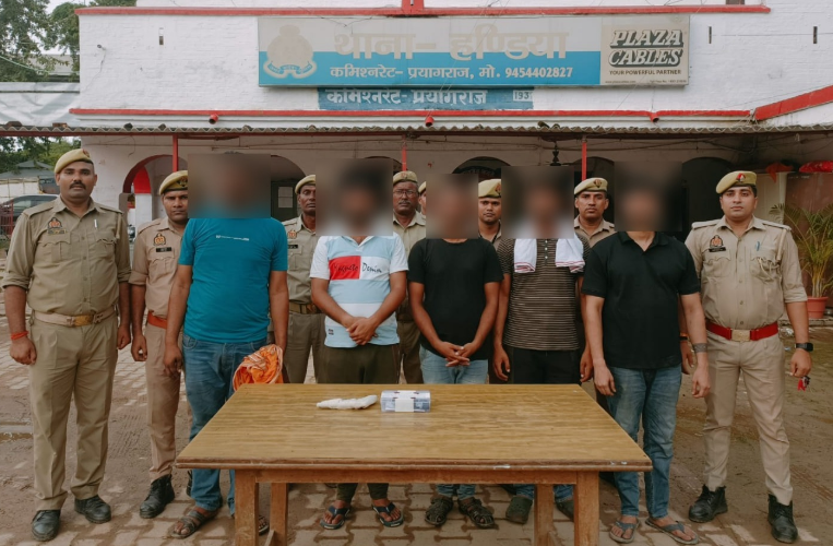 प्रयागराज में लूट के पांच आरोपित गिरफ्तार, हथियार और लूट का सामान बरामद