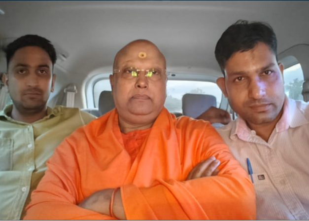 बाबा चैतन्यानंद पर यौन शोषण के आरोप, पूछताछ में पुलिस को नहीं दे रहा सहयोग