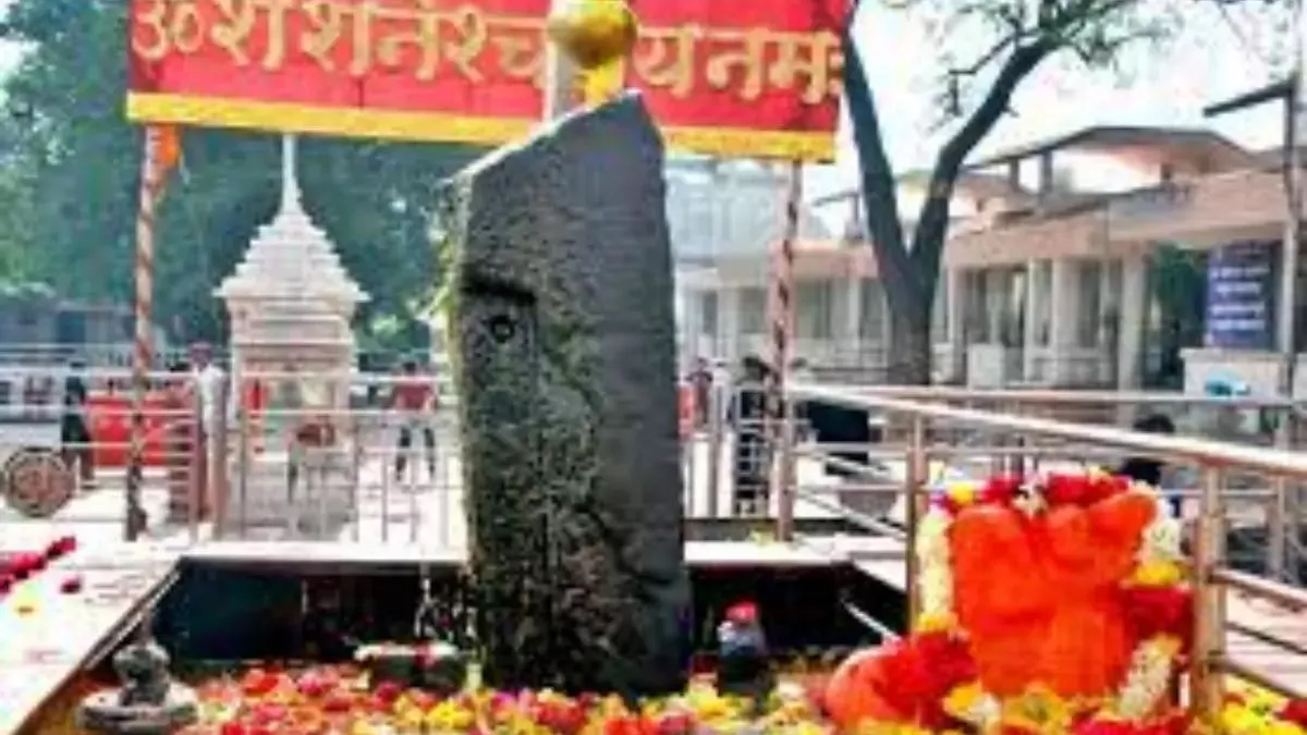 महाराष्ट्र सरकार का बड़ा फैसला: शनि शिंगणापुर मंदिर ट्रस्ट भंग, जिला कलेक्टर को सौंपा प्रशासन