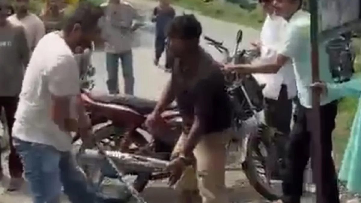 देहरादून के कटापत्थर में दो युवकों की हॉकी और लात-घूंसों से बेरहमी से पिटाई, वीडियो वायरल