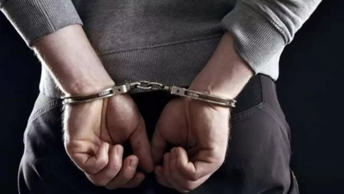 संभल का वहीपुर गांव बना सुर्खियों का केंद्र, रिश्वतखोरी के आरोप में पकड़ा गया लेखपाल; एंटी करप्शन टीम की बड़ी कार्रवाई