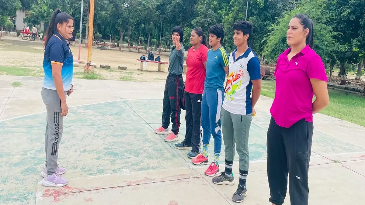 मेरठ की बेटी कविता गोस्वामी बनी यूपी पुलिस की पहली महिला कुश्ती कोच, खेल जगत में नई मिसाल कायम