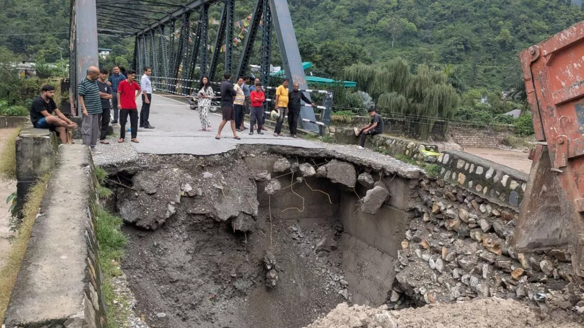 उत्तराखंड में कुदरत का तांडव: बादल फटा, नदियां उफान पर; देहरादून समेत कई इलाकों में मचा हाहाकार