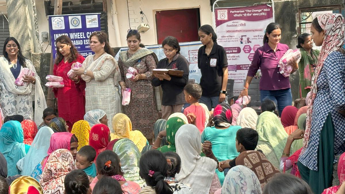 आईडब्ल्यूसी क्लब की सामुदायिक सेवा पहल से महिलाओं को मिली राहत, 500 पैकेट सेनेटरी पैड का किया वितरण