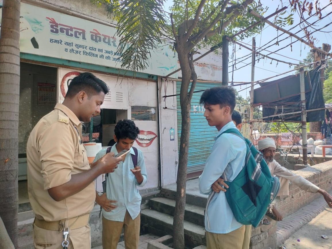 मुज़फ्फरनगर में स्कूल छोड़कर बाजारों में घूमने वाले छात्रों पर पुलिस कर रही सख्त निगरानी