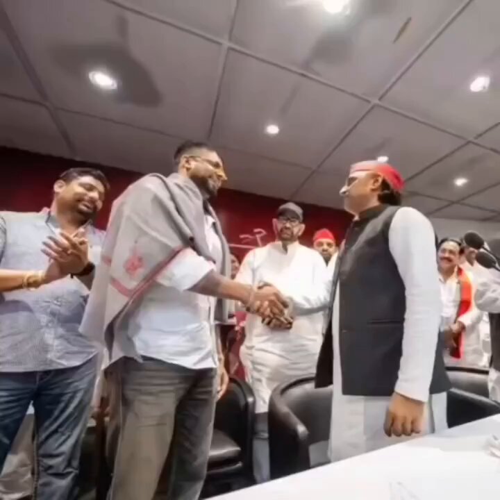 लखनऊ में अखिलेश यादव से मिले पंजाबी सिंगर मनकीरत औलख, साथ रहे चरथावल विधायक पंकज मलिक