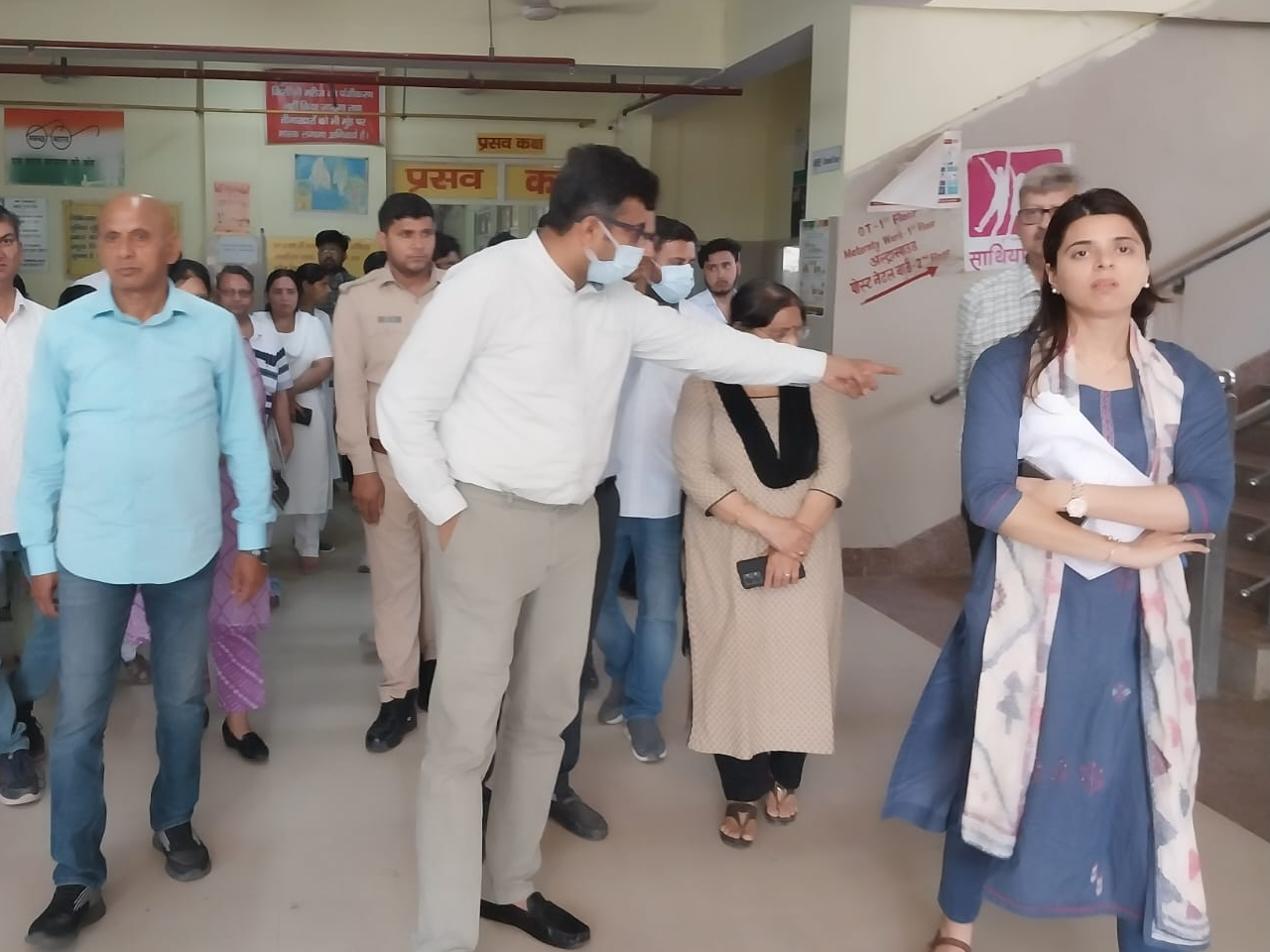 आगरा जिला अस्पताल में डीएम ने किया औचक निरीक्षण, मरीजों की परेशानियों पर जताई नाराजगी