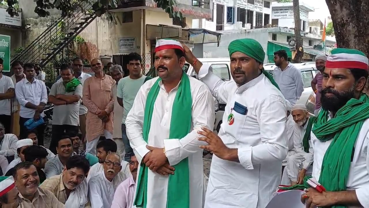 मुज़फ्फरनगर डीएम ऑफिस पर किसान संगठन की ताजपोशी, गन्ना मूल्य और भ्रष्टाचार पर सौंपा ज्ञापन