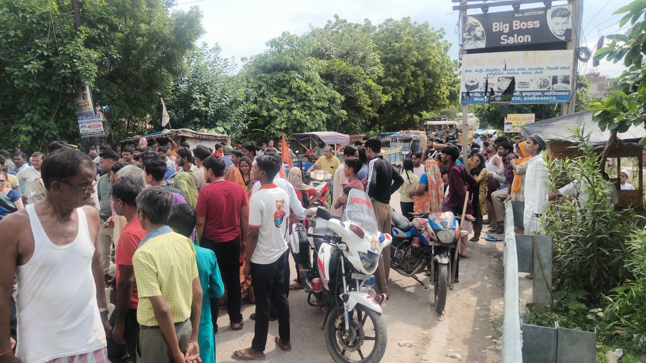 गाज़ियाबाद में 11 हजार वोल्ट लाइन की चपेट में आने से युवक की मौत, गुस्साए लोगों ने की सड़क जाम