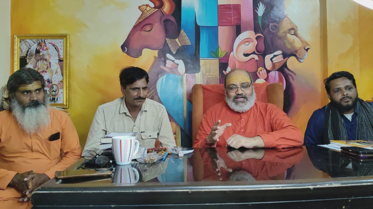 डासना में पूर्व मुस्लिम समुदाय का महाधिवेशन,देवबंद में बनेगा मुख्यालय,यति नरसिंहानंद ने मोदी और अमित शाह से की सुरक्षा मांग