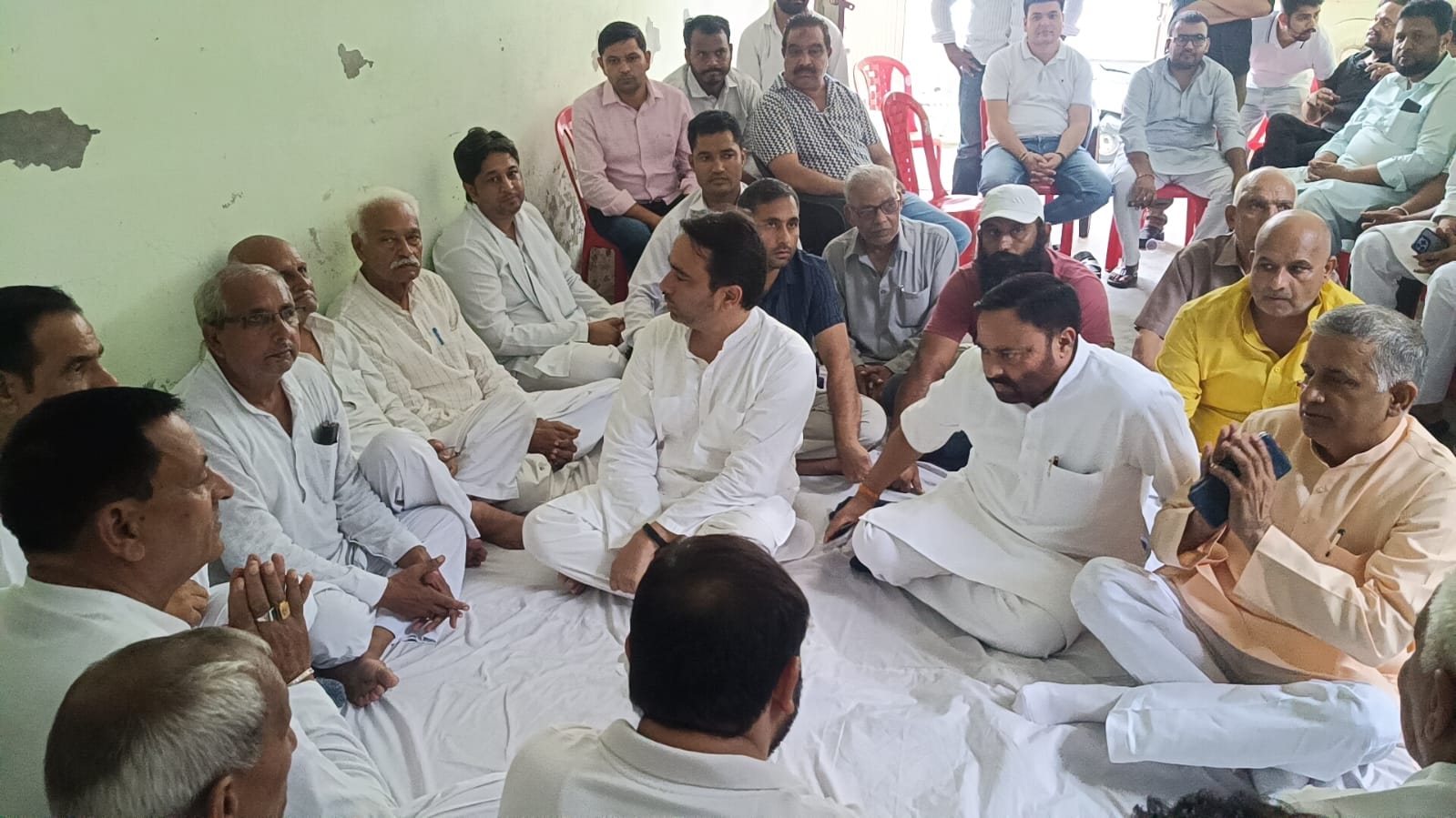 रालोद नेता हर्ष राठी के निधन पर शोक संतप्त परिवार से मिले जयंत चौधरी, हरसंभव मदद का भरोसा
