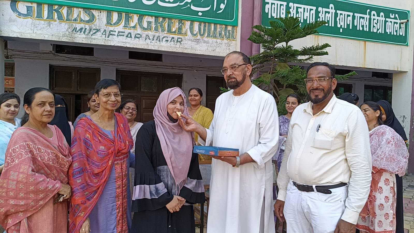 मुजफ्फरनगरः माँ शाकुम्भरी यूनिवर्सिटी में टॉप करने वाली ईरम को कॉलेज में मिठाई खिलाकर दी गई बधाई