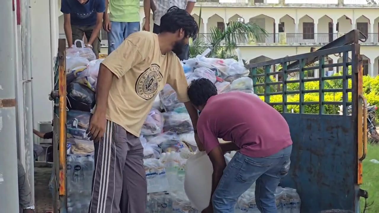 मुजफ्फरनगर में पंजाब बाढ़ पीड़ितों के लिए बागोवली मदरसे से तीसरी बार राहत सामग्री रवाना