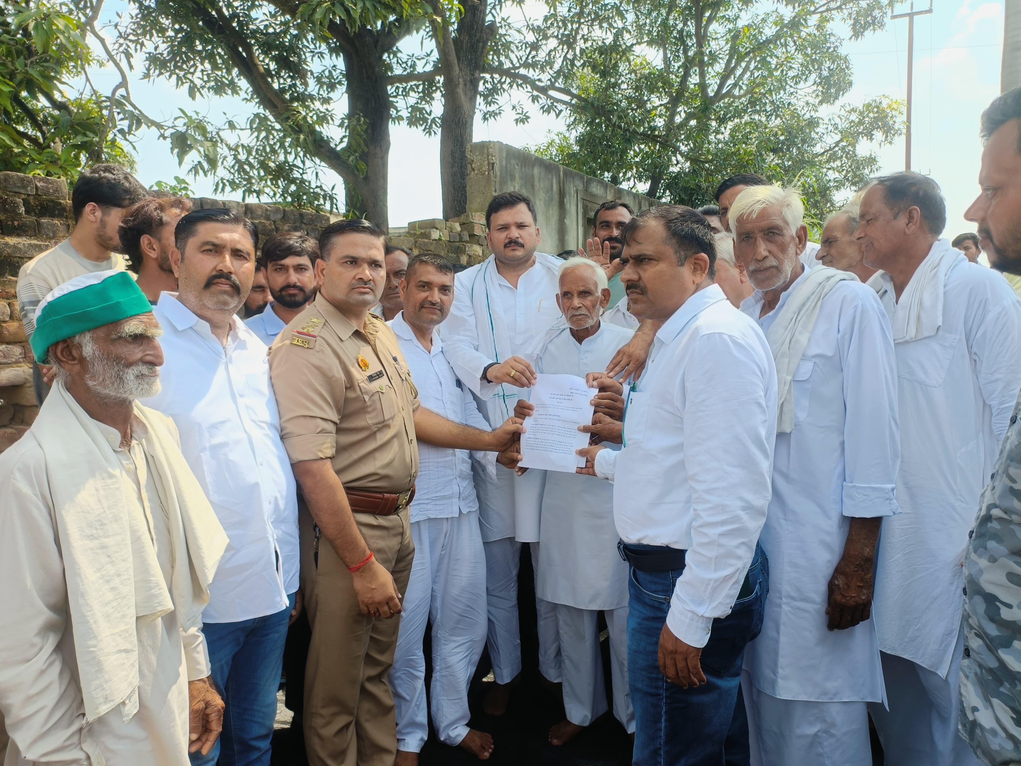 मुजफ्फरनगर में इंटर कॉलेज की बदहाल स्थिति को लेकर ग्रामीणों का धरना,प्रशासन ने समाधान का दिया आश्वासन