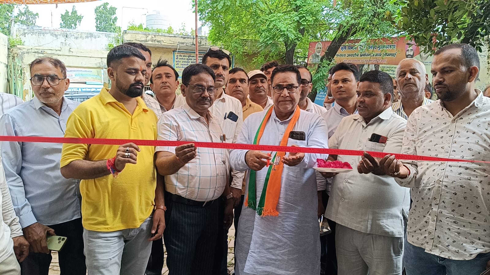 मुजफ्फरनगरः सहकारी गन्ना विकास समिति में सट्टा प्रदर्शन और आपत्ति निस्तारण मेले का शुभारंभ, जर्जर छत का हिस्सा गिरा