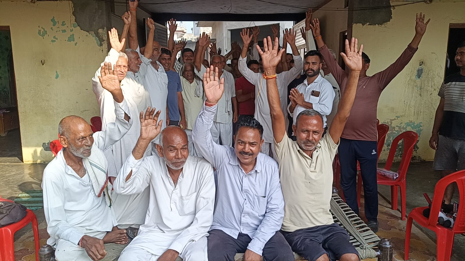 मुजफ्फरनगर पंचायत में हुआ ऐलान, गांव वाले बोले – अबकी बार अपना उम्मीदवार, आकाश पुंडीर को मिला जनसमर्थन