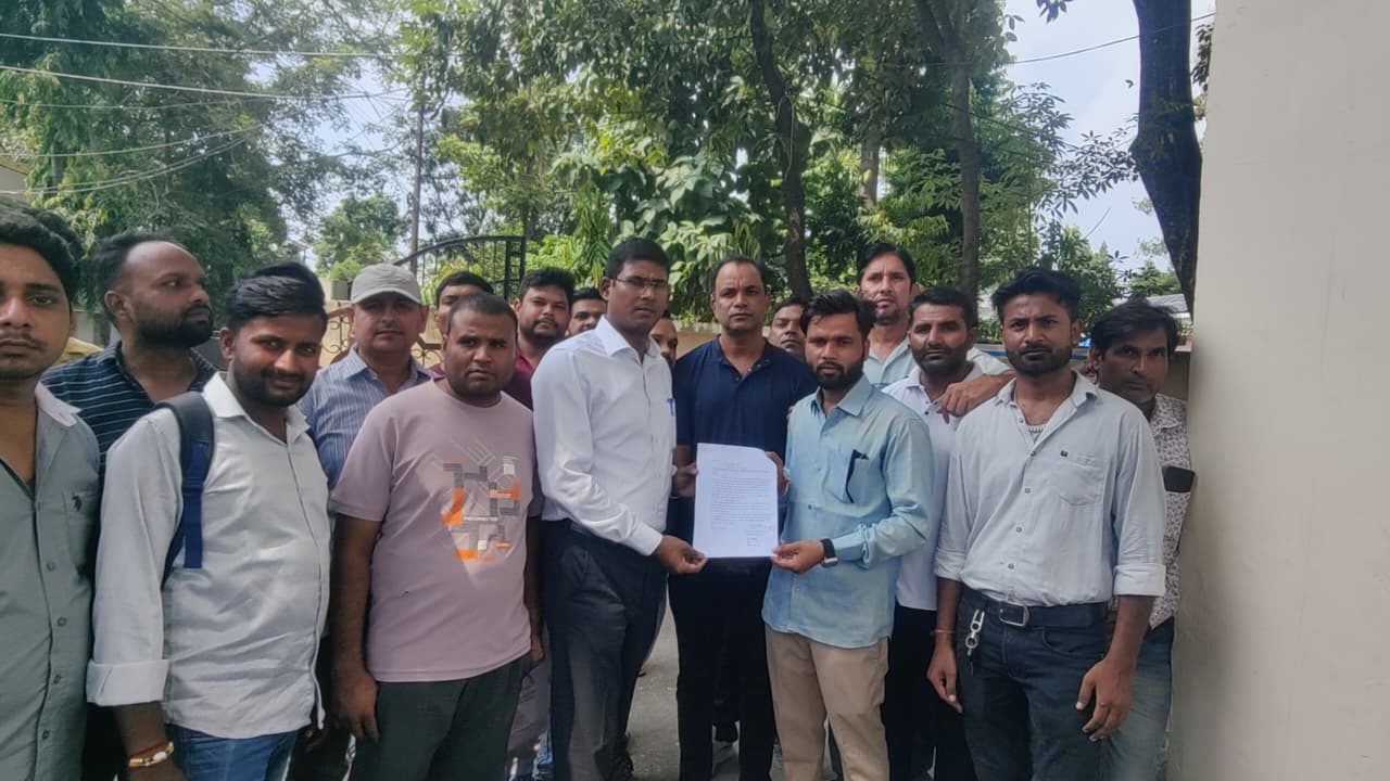 मुज़फ्फरनगर में ड्रोन ऑपरेटर्स ने शादियों में ड्रोन उड़ाने की अनुमति की मांग,सिटी मजिस्ट्रेट को सौंपा ज्ञापन 