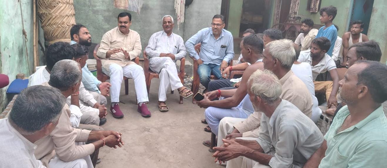 मुजफ्फरनगर में मगरमच्छ के हमले में लापता मजदूर का नहीं लगा सुराग, सपा नेताओं ने परिजनों से की मुलाकात