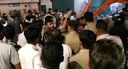 शामली में हाइड्रा मशीन ने साइकिल सवार मजदूर को रौंदा, मौके पर मौत; शव को लेकर परिजनों और पुलिस में नोकझोंक