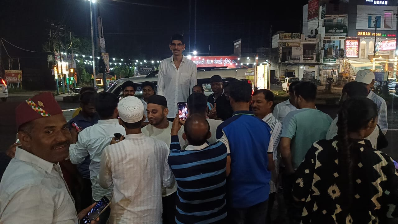 8.2 फीट लंबा ‘टॉल बॉय’ करण सिंह मुजफ्फरनगर पहुंचे, फोटो खिंचवाने को उमड़ा हुजूम