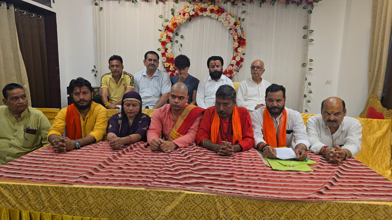 मुजफ्फरनगर में प्राचीन शिव मंदिर विवाद, पुजारी बोले- कमेटी पर विश्वास नहीं, मंदिर में ही रहेंगे, नहीं छोड़ेंगे