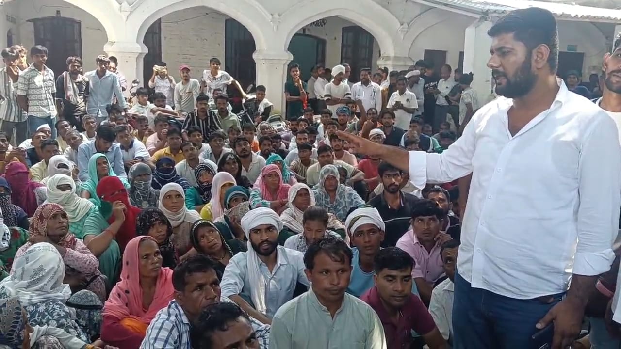 मुजफ्फरनगर में नवोदय विद्यालय से लापता छात्र का अब तक नहीं मिला सुराग, परिजनों ने कलेक्ट्रेट पर दिया धरना, बोले- बरामदगी तक नहीं हटेंगे
