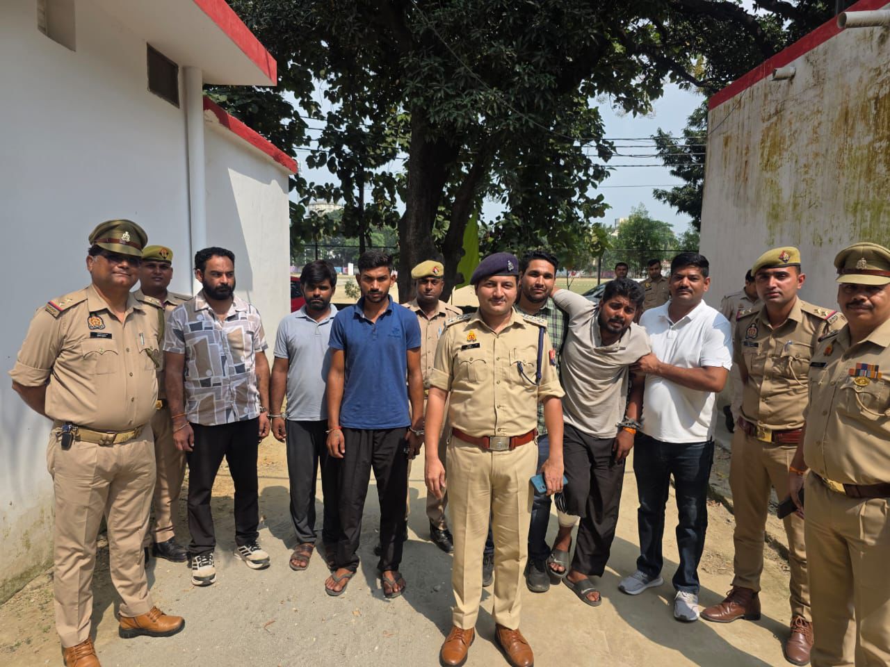 मुजफ्फरनगर में पुलिस मुठभेड़ में 4 वाहन चोर गिरफ्तार, 11 बाइक और हथियार बरामद