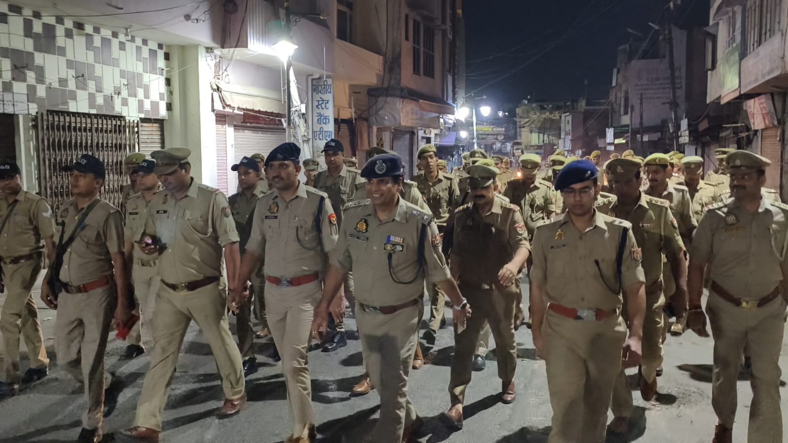 मुजफ्फरनगर में जुम्मा और त्योहारों को लेकर देर रात पुलिस का फ्लैग मार्च, SSP ने संभाली कमान,सुरक्षा तैयारियों का लिया जायजा