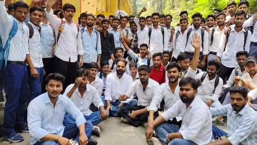 मुजफ्फरनगर गांधी पॉलिटेक्निक में छात्रों का जोरदार हंगामा: सफाई न होने पर आक्रोश, प्रिंसिपल ने 10 अक्टूबर तक सफाई का आश्वासन दिया