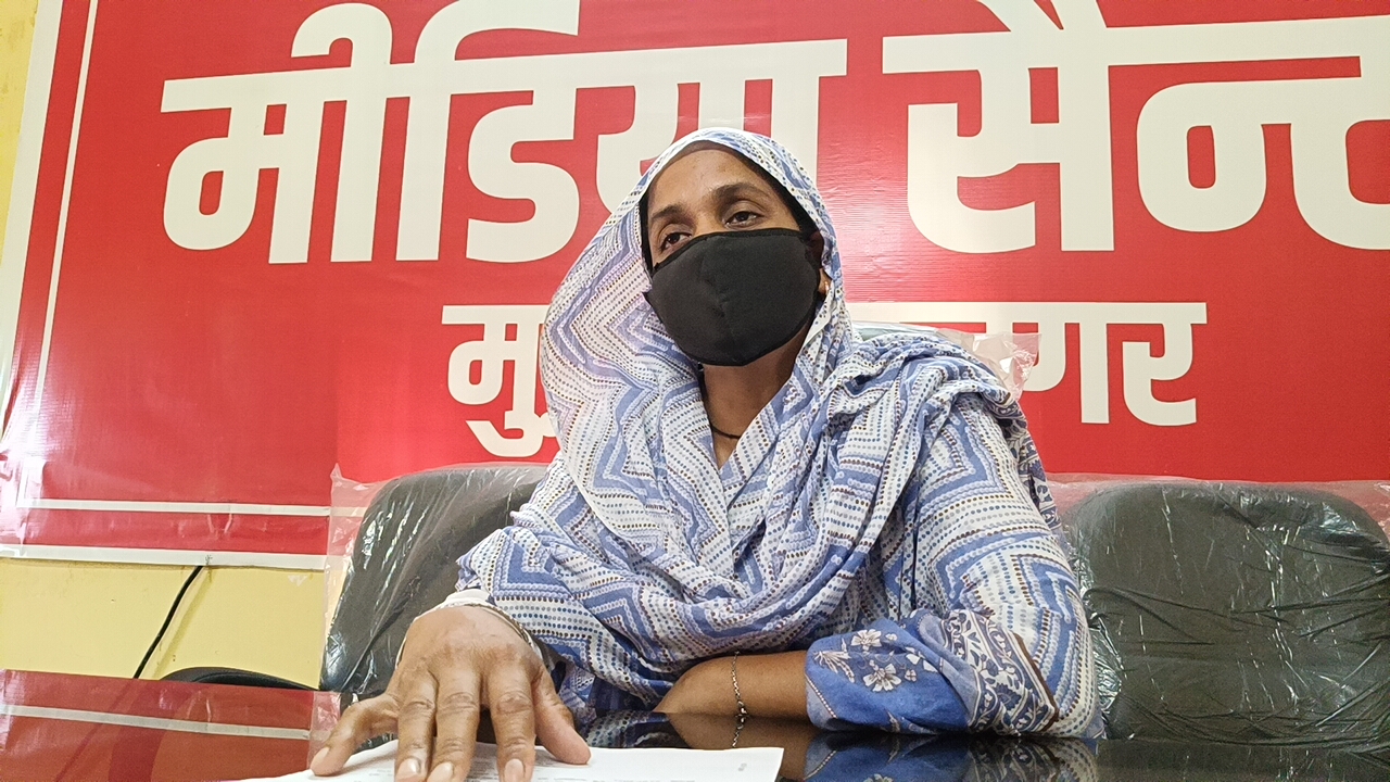 मुजफ्फरनगर में विवाहिता का आरोप-पति और ससुर ने बीच सड़क पर की पिटाई, पुलिस पर कार्रवाई न करने का लगाया आरोप