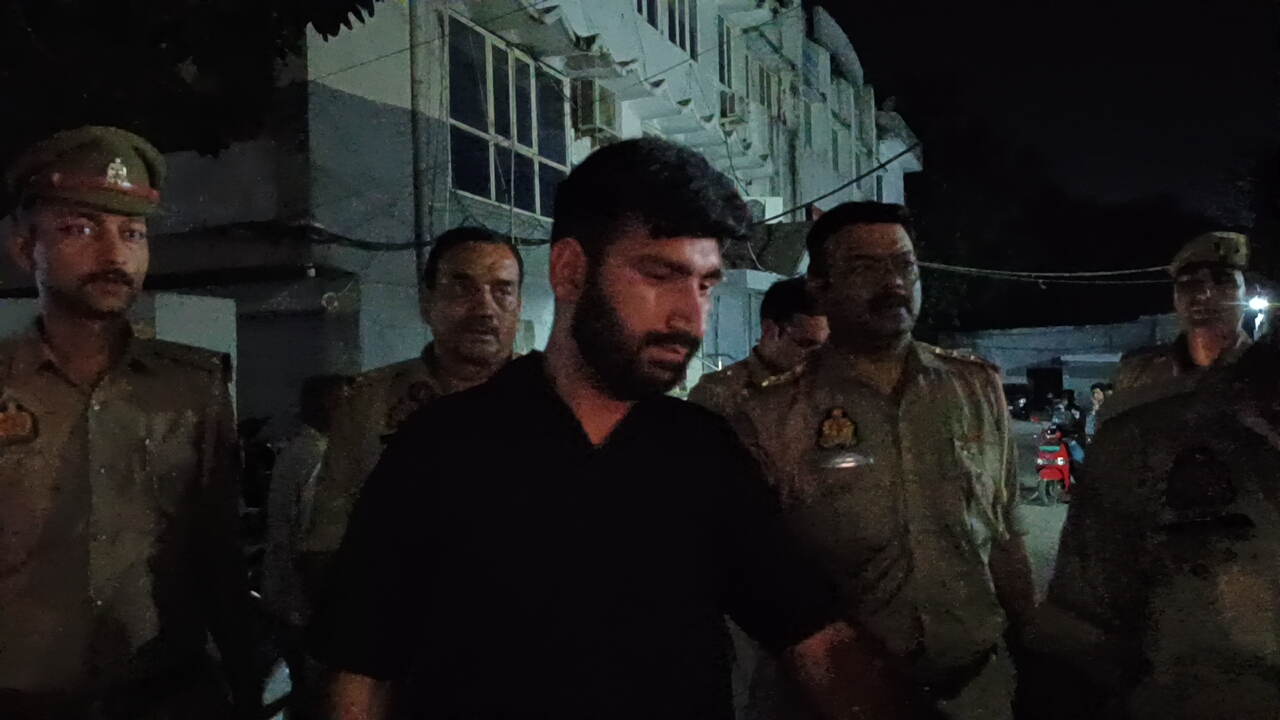 मुजफ्फरनगर में क्रिस्टल स्पा सेंटर पर पुलिस का छापा, इलाके में मचा हड़कंप, चार हिरासत में