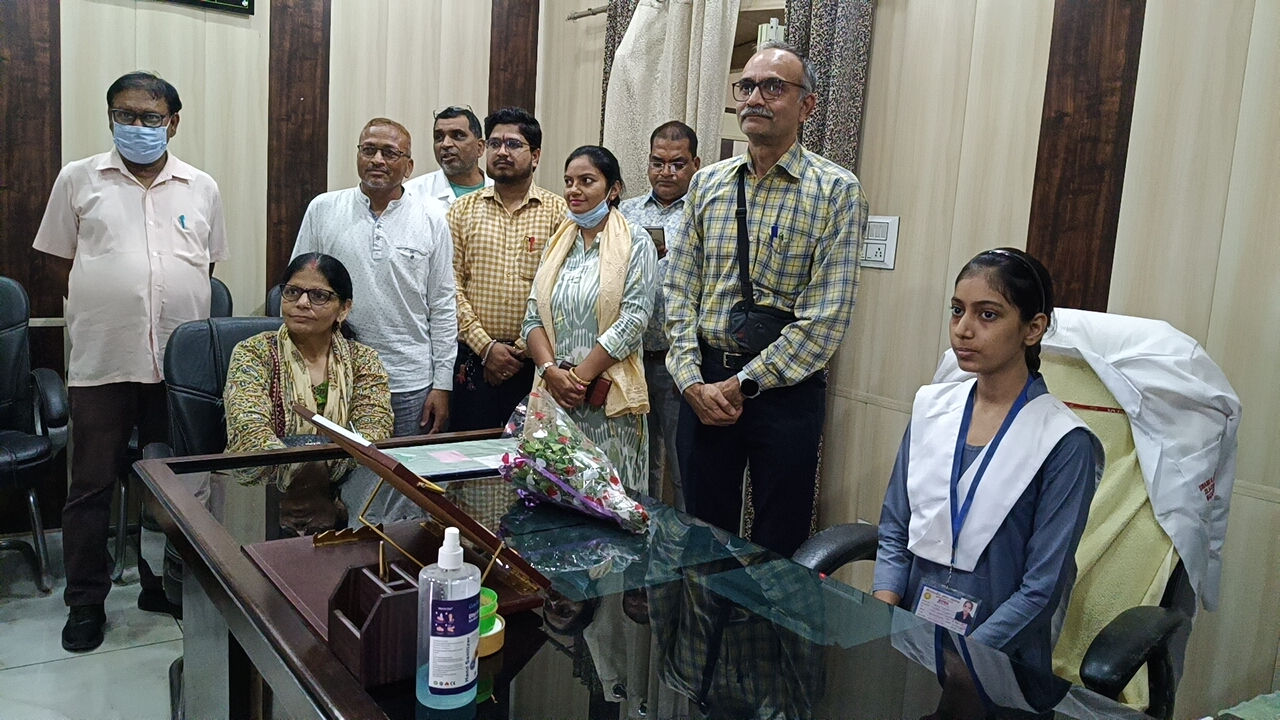 मुजफ्फरनगर में 'स्वस्थ नारी सशक्त परिवार' अभियान के तहत छात्राएं बनीं एक दिन की सीएमओ और सीएमएस