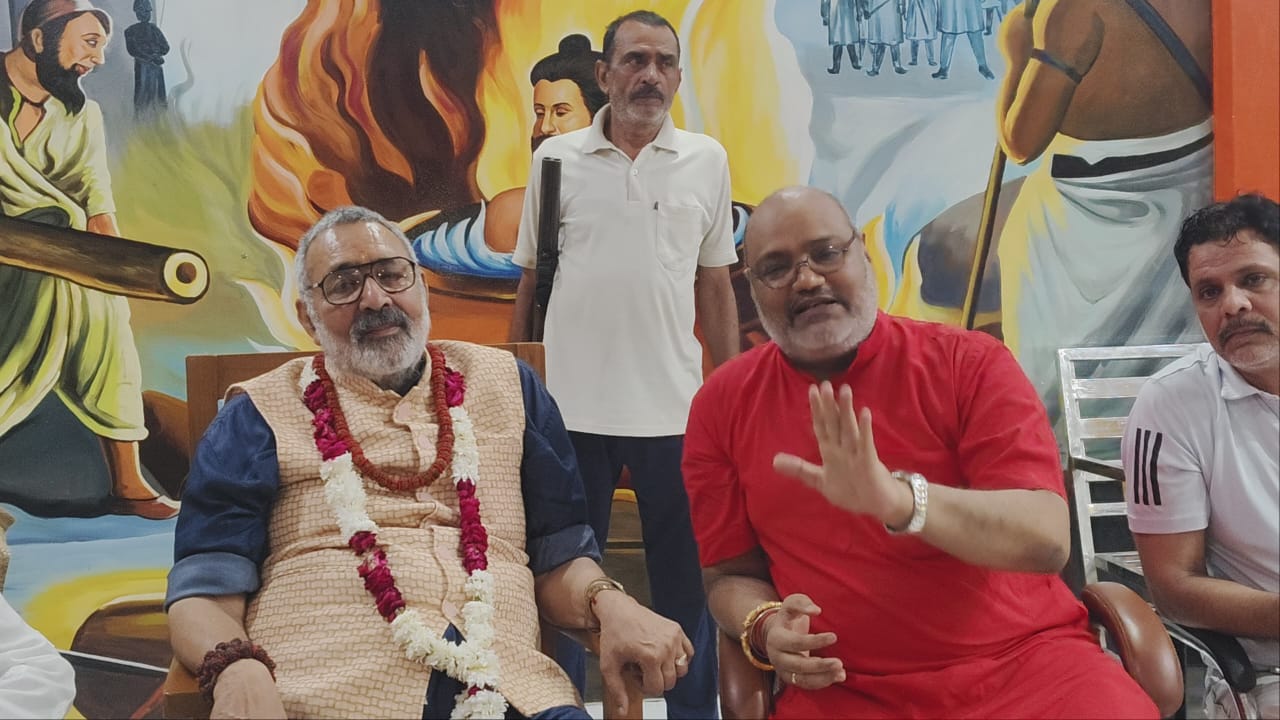 गिरिराज सिंह को यति नरसिंहानंद का समर्थन,