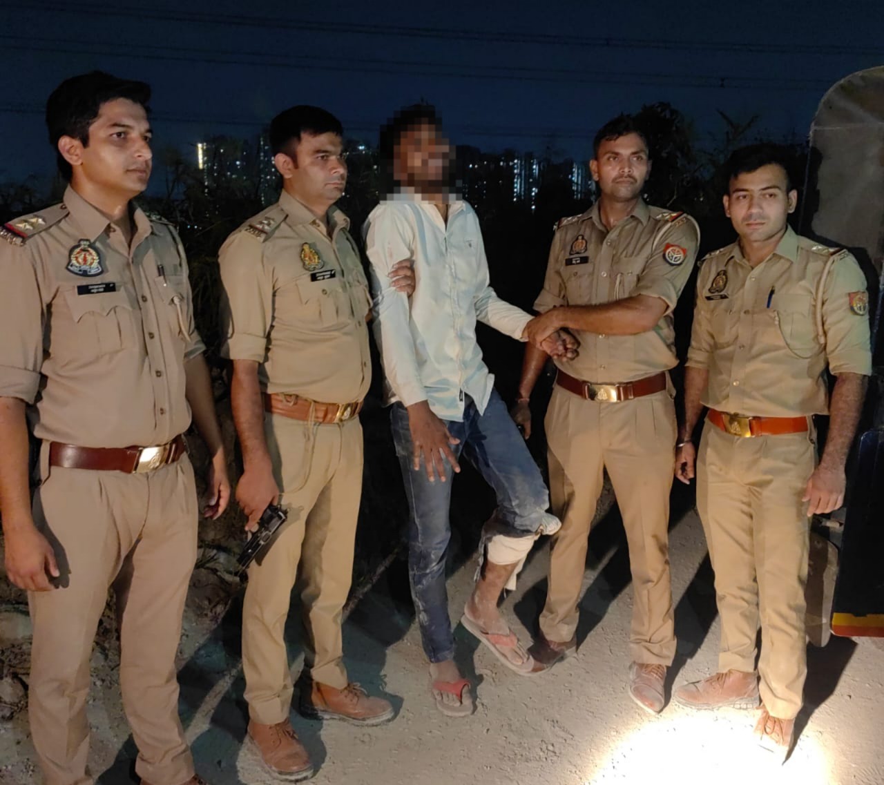 गाज़ियाबाद में पुलिस और बदमाशों के बीच मुठभेड़, दो शातिर गिरफ्तार, 40 हजार नकद, बाइक और असलहा बरामद