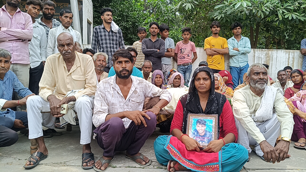 मुजफ्फरनगर में हत्या के बाद शव फेंका हिंडन में, परिजन बोले-पुलिस कर रही लापरवाही,चारपाई डालकर दिया धरना 