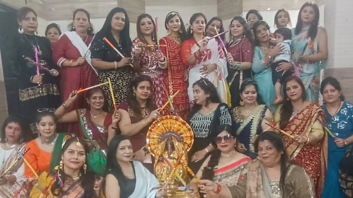 नवरात्रि की रंगीन शाम: क्लब की महिला सदस्यों ने डांडिया और धुनुची नृत्य के संग उत्सव को बनाया यादगार