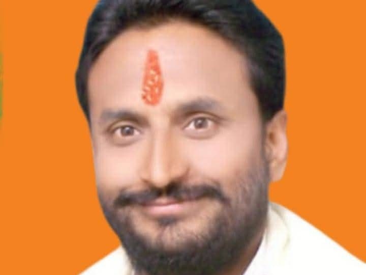 उन्नाव में BJP विधायक पर गंभीर आरोप: युवक ने छत पर खुद को लगाई आग, हालत गंभीर