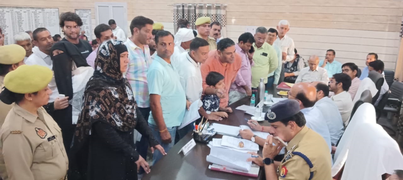 शिकायतों का समय से और गुणवत्तापूर्ण निस्तारण करें अधिकारी: जिलाधिकारी उमेश मिश्रा