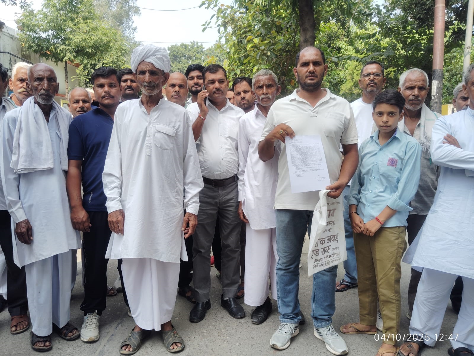 ग्रामीणों का एसएसपी कार्यालय पर प्रदर्शन — ककरौली पुलिस पर आरोप, छात्रा से बदसलूकी मामले में कार्रवाई की मांग