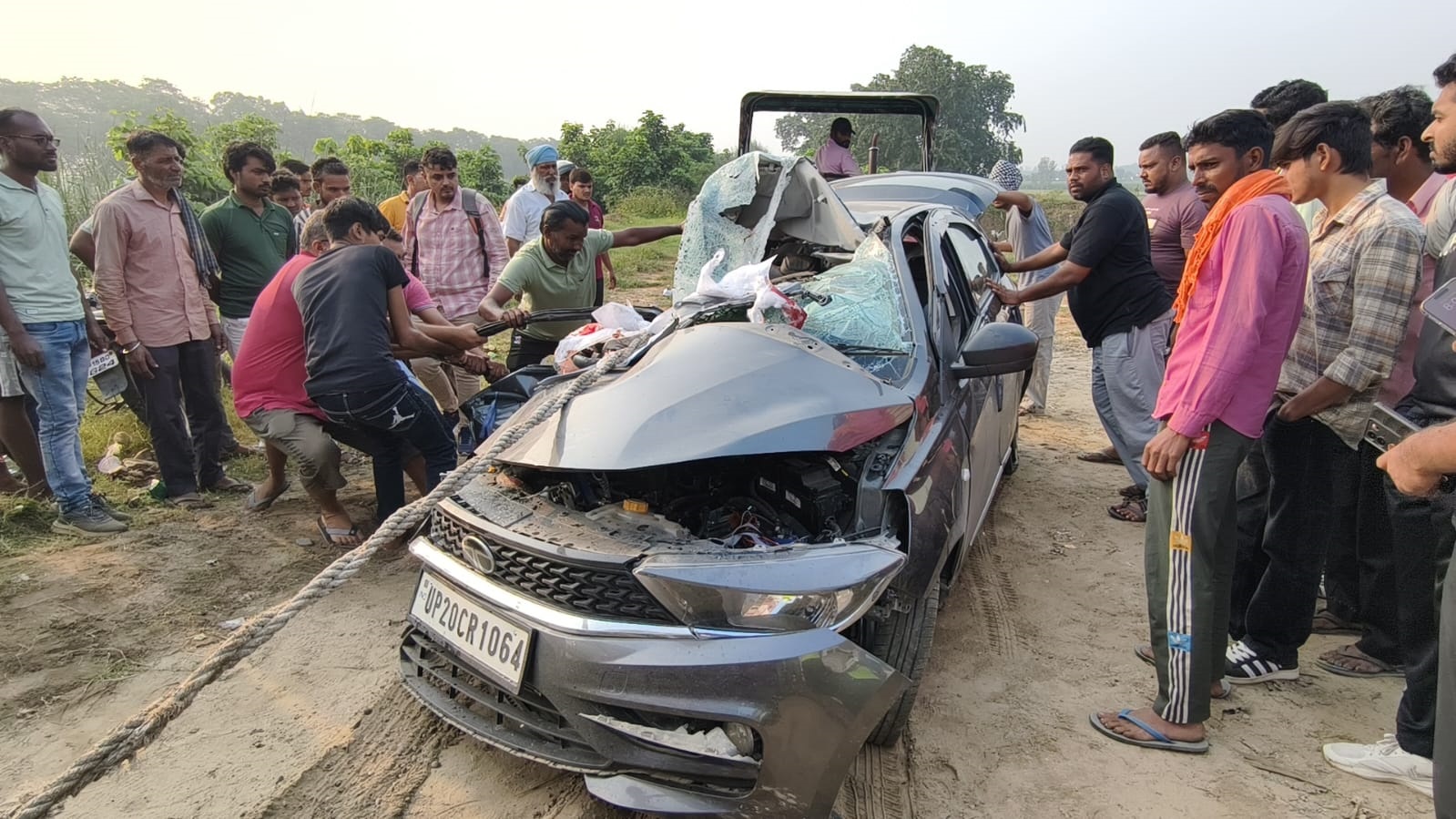 मुजफ्फरनगर में गंगनहर पुल पर ट्रक से टकराई तेज रफ्तार टियागो कार, दो की मौत, पति-पत्नी घायल 