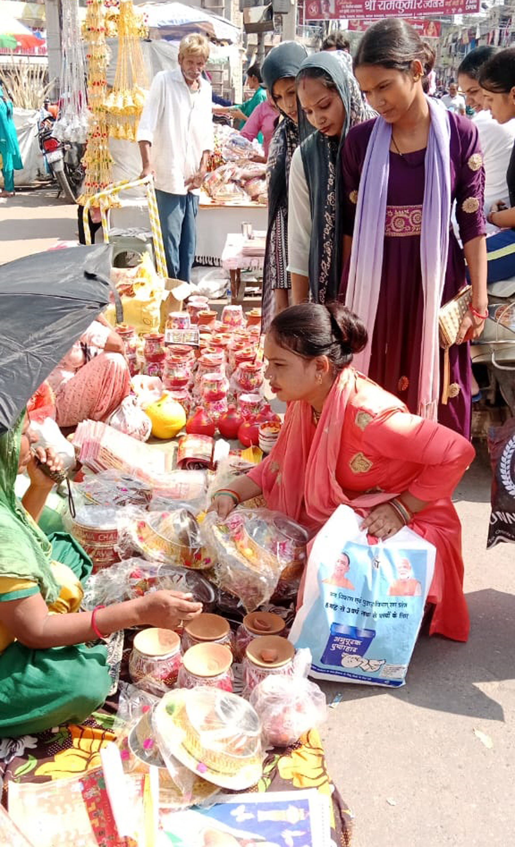 मुज़फ्फरनगर में करवा चौथ पर बाजारों में छाई ऐतिहासिक रौनक, खरीदारी को उमड़ी सुहागिनें; शहर दुल्हन की तरह सजा