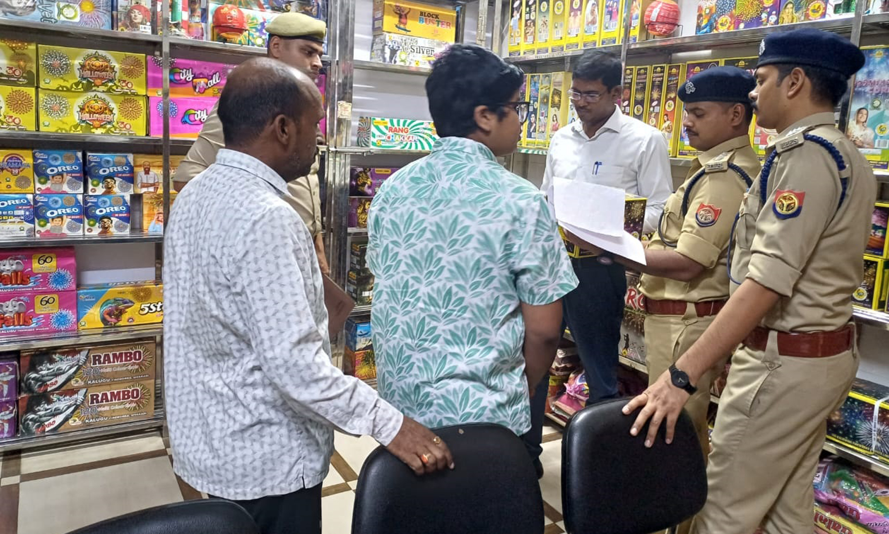 मुजफ्फरनगर में पटाखा व्यापारियों के यहां ताबड़तोड़ चेकिंग, लापरवाही पर होगी कड़ी कार्रवाई