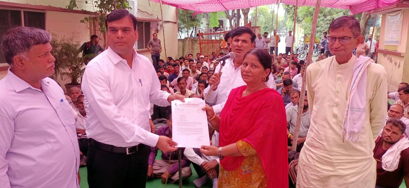सहारनपुर में बारह सूत्रीय मांगों को लेकर कर्मचारियों का धरना, मुख्यमंत्री के नाम जिला प्रशासन को सौंपा ज्ञापन