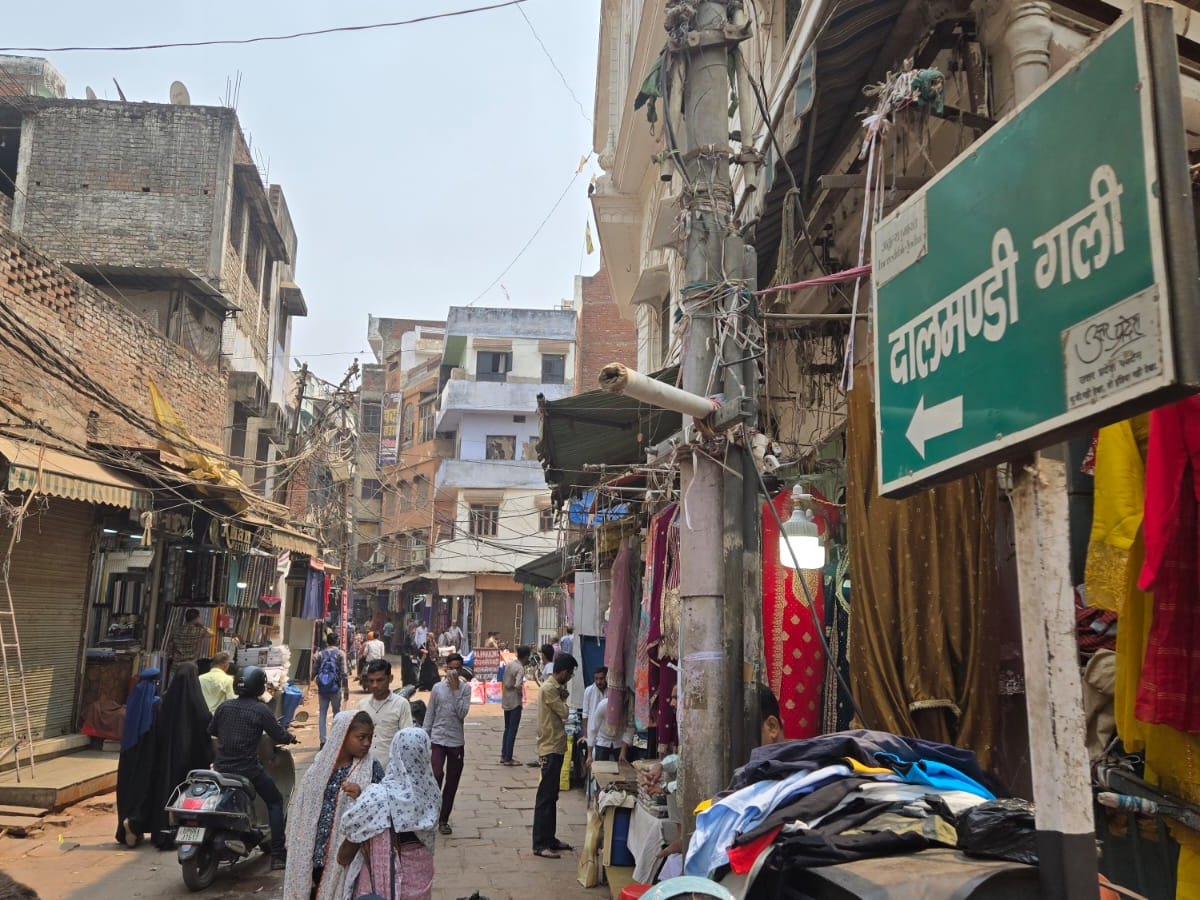 वाराणसी में दालमंडी की गलियों को चौड़ा करने का अभियान शुरू, मकान ढहाने शुरू,आज फिर चलेगा बुलडोजर