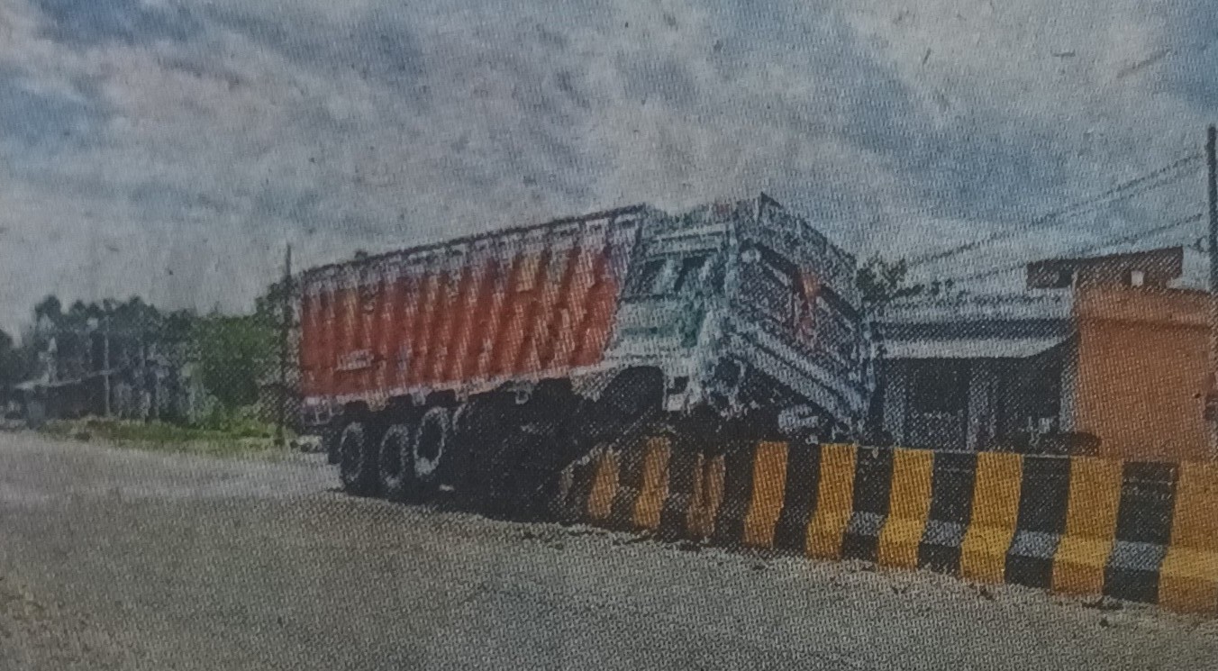 सहारनपुर में ईंटों से भरा ट्रक डिवाइडर से टकराया, चालक ने कूदकर बचाई जान