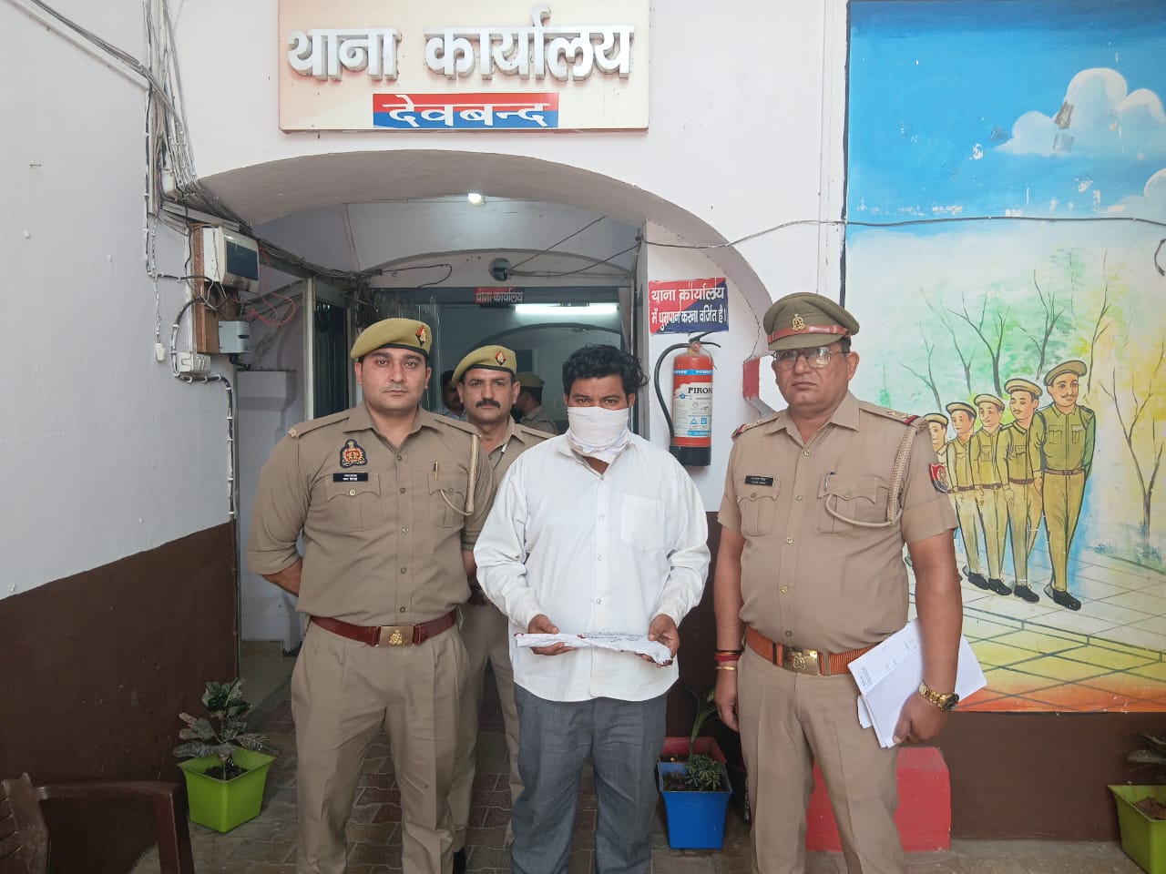 देवबंद पुलिस ने अवैध तमंचे और बाइक के साथ शातिर अभियुक्त को दबोचा