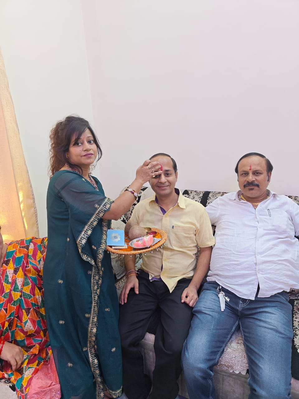 देवबंद में भाई दूज पर भाईयों ने बहनों से कराया मंगल तिलक, सड़कों पर रही भारी भीड़